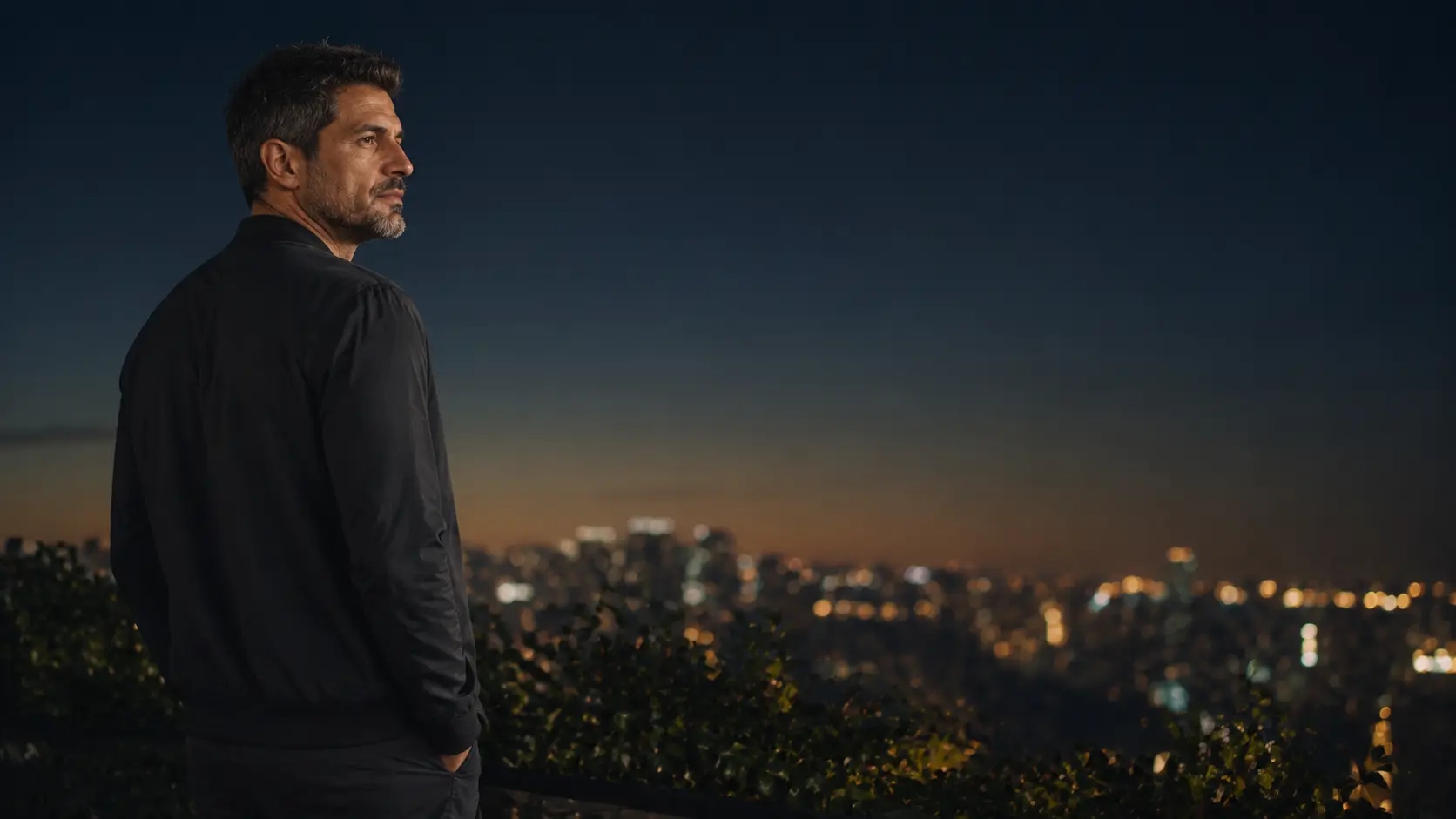 Homem adulto caminhando ao ar livre